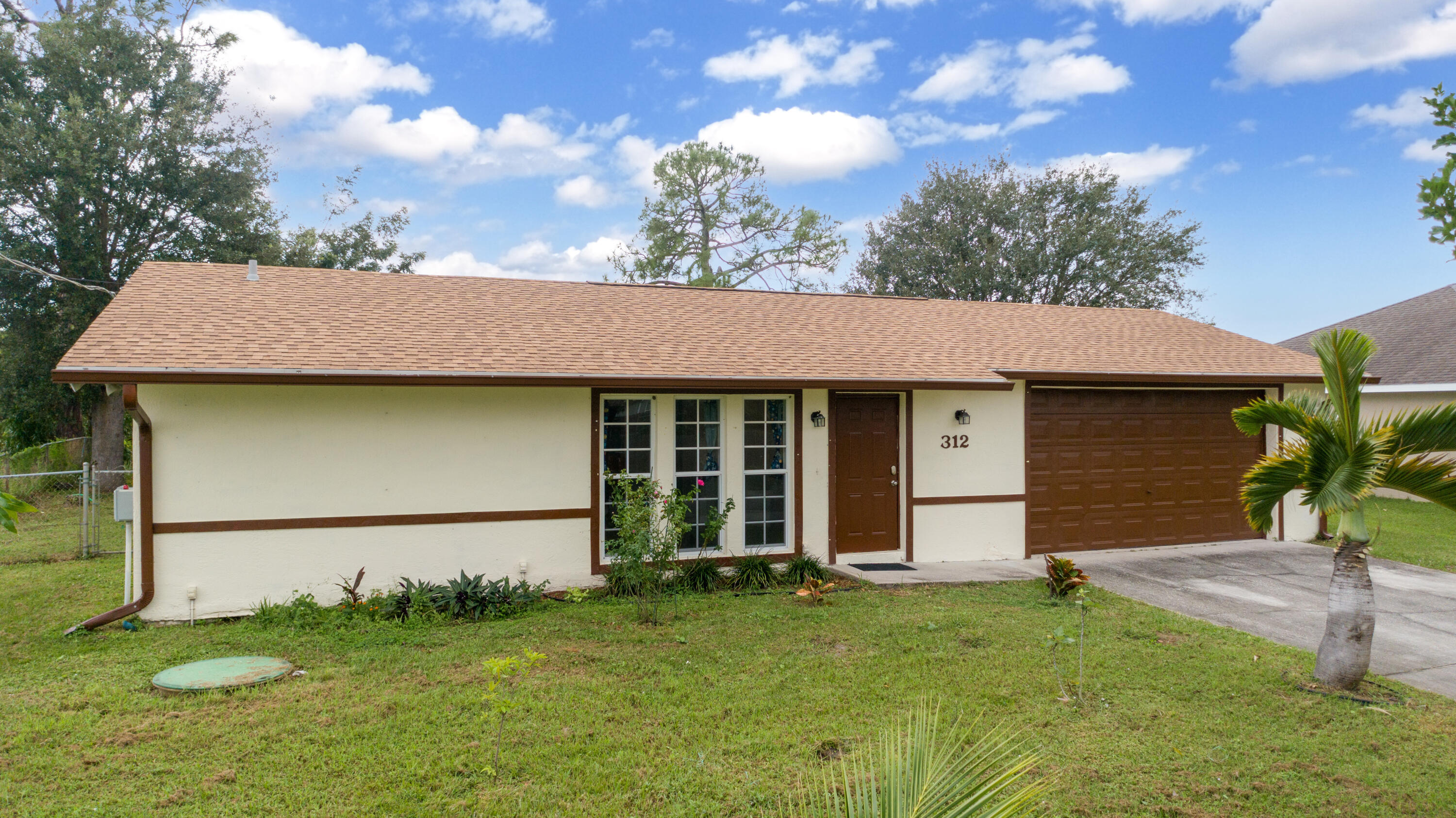 a view of a house with backyard and garden