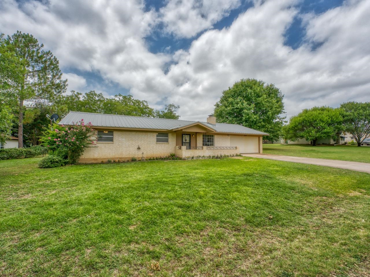 a view of a house with a yard