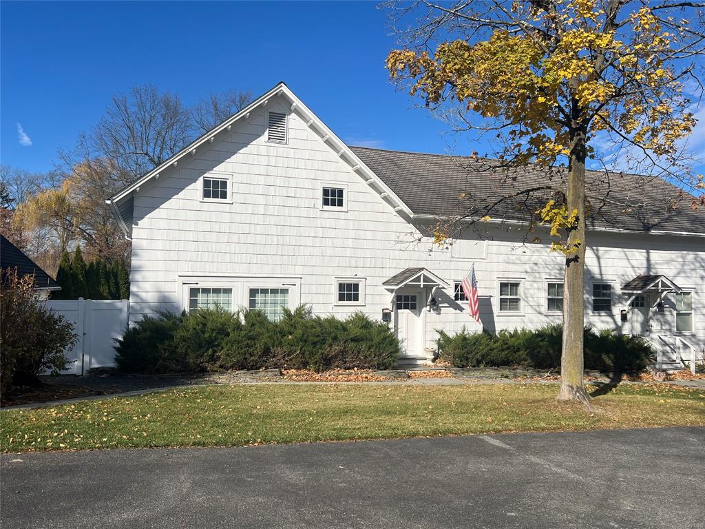 View of front facade featuring a front lawn