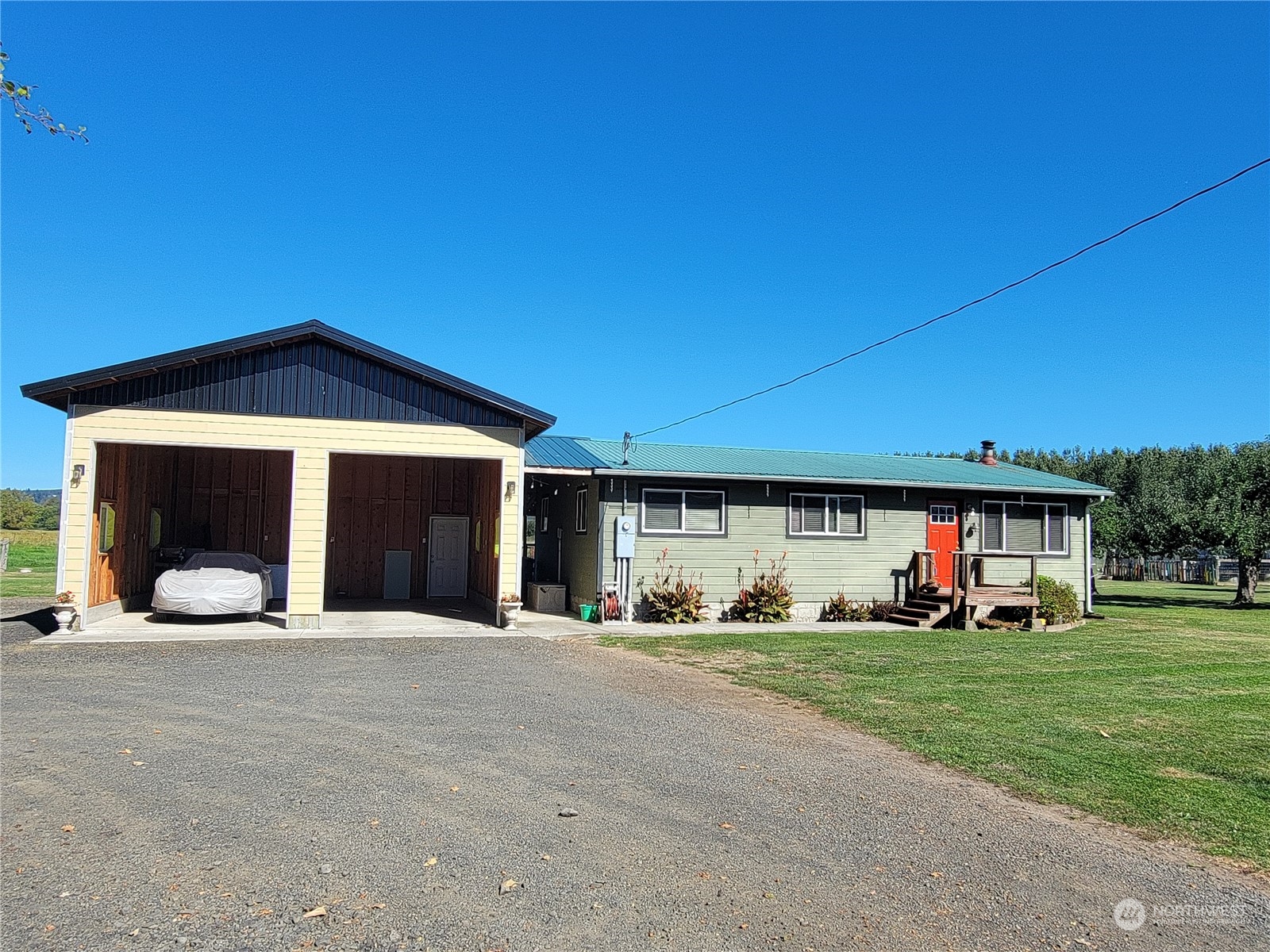 a view of a house with a yard