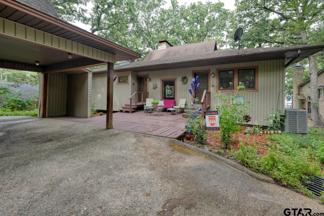 a view of a house with backyard