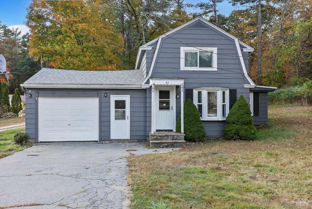 a view of a yard in front of a house