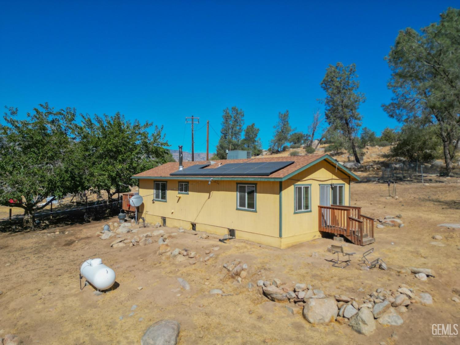 a view of a house with a backyard