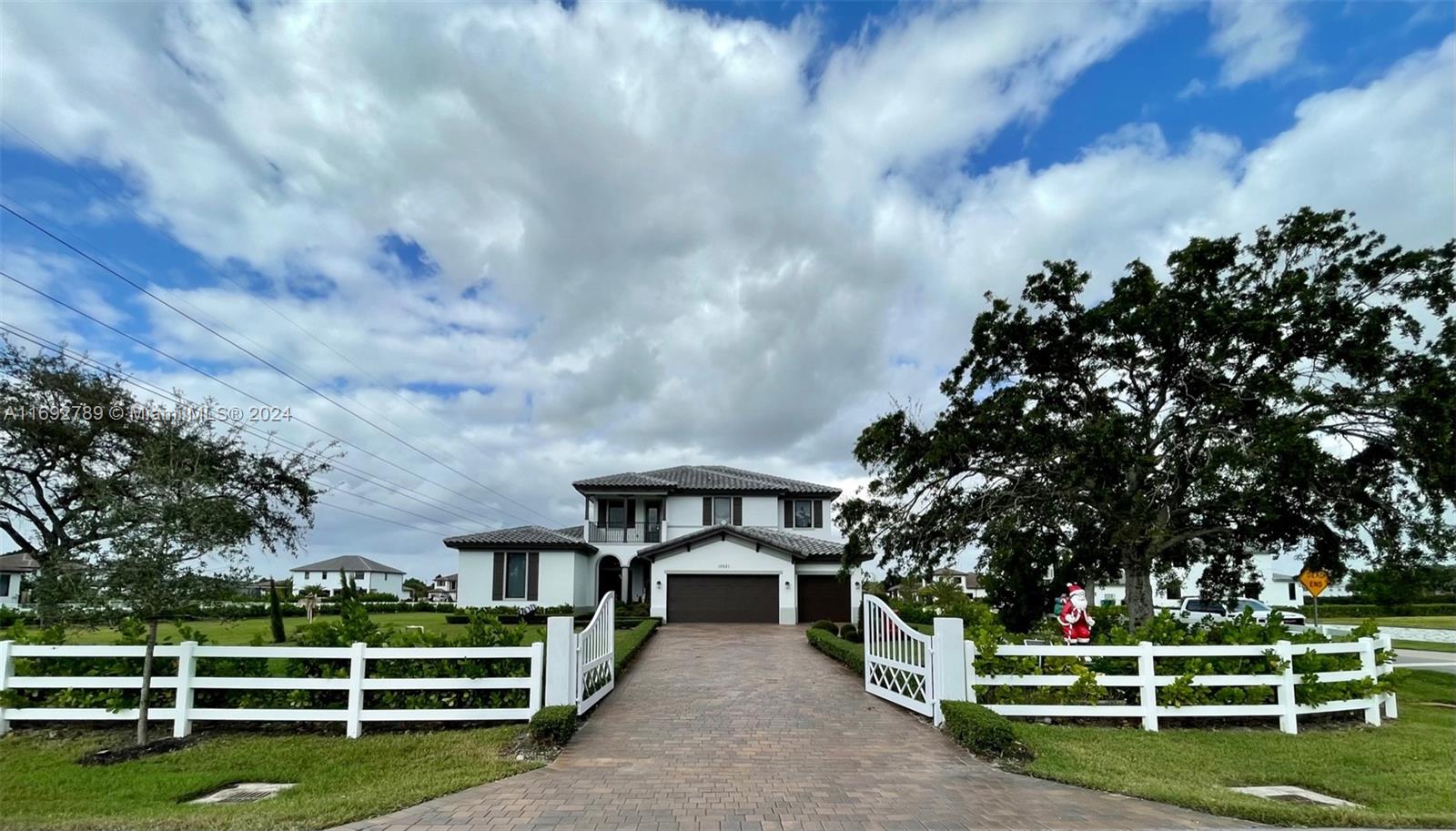 a view of house with a big yard