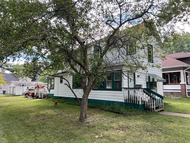 a view of a house with a yard