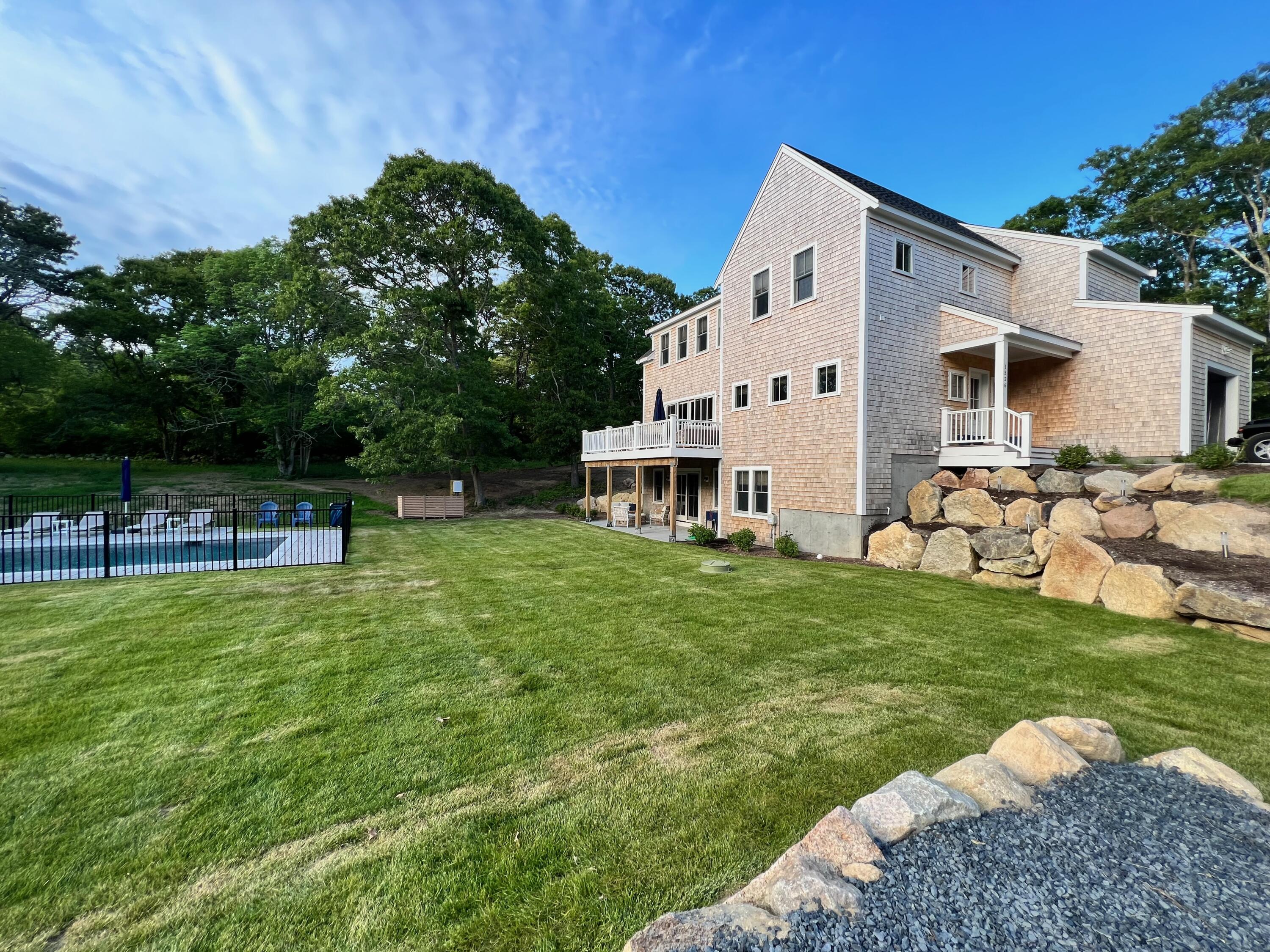 a view of a house with backyard