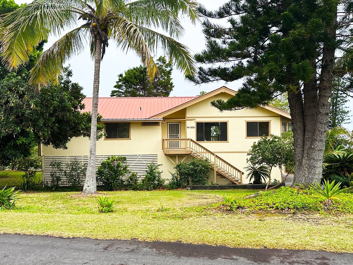 a view of a house with a yard