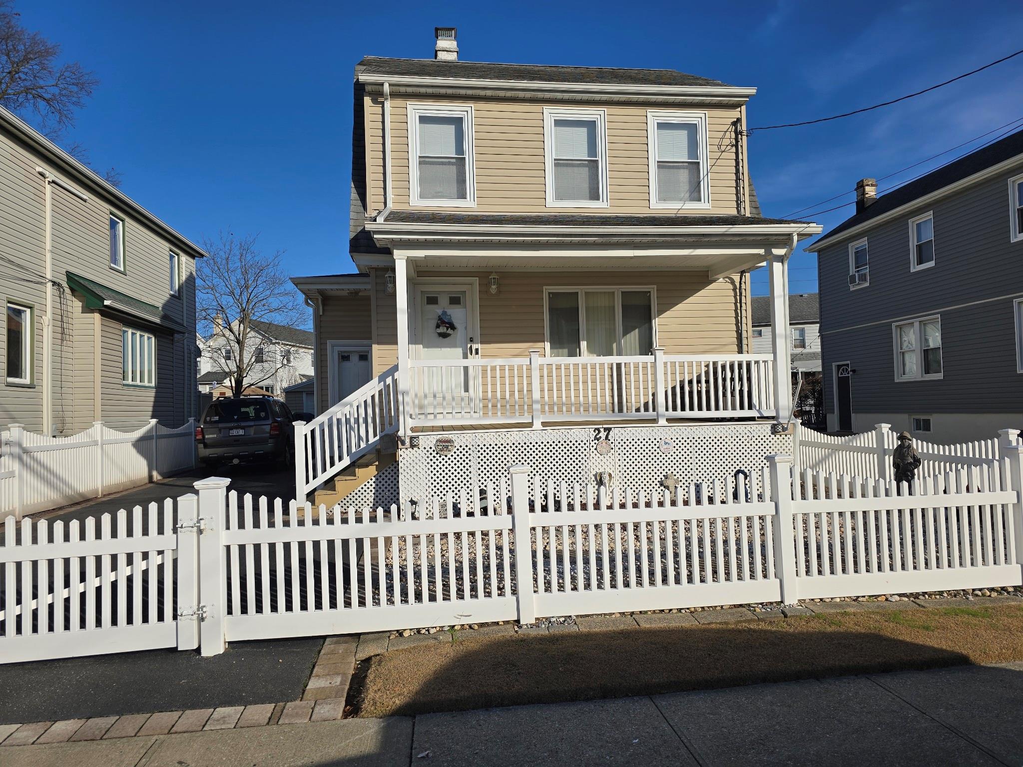 Front of property featuring a porch