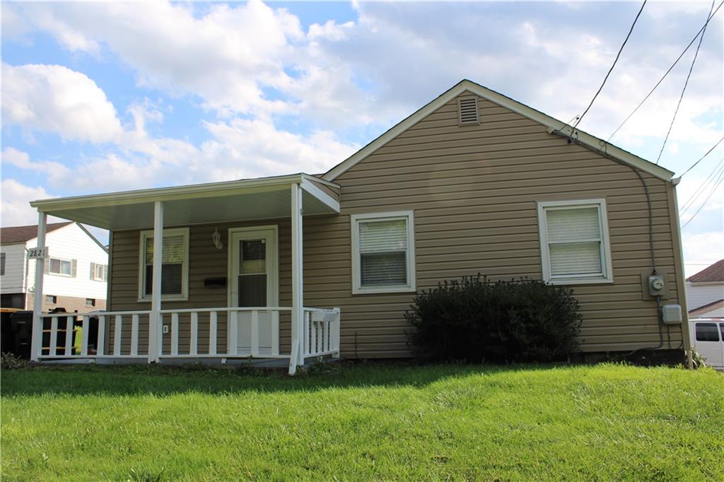 a view of a house with a yard