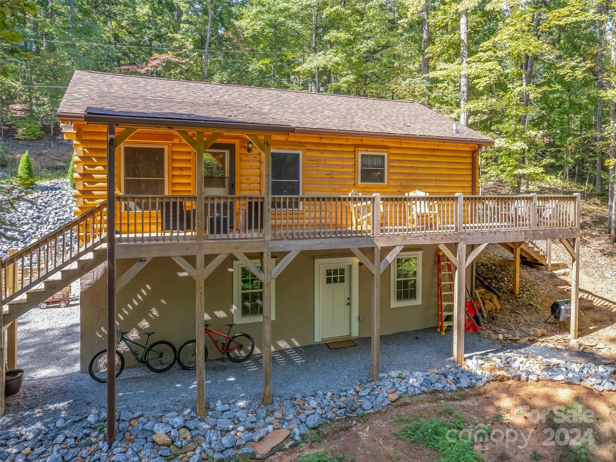 a view of a house with a backyard