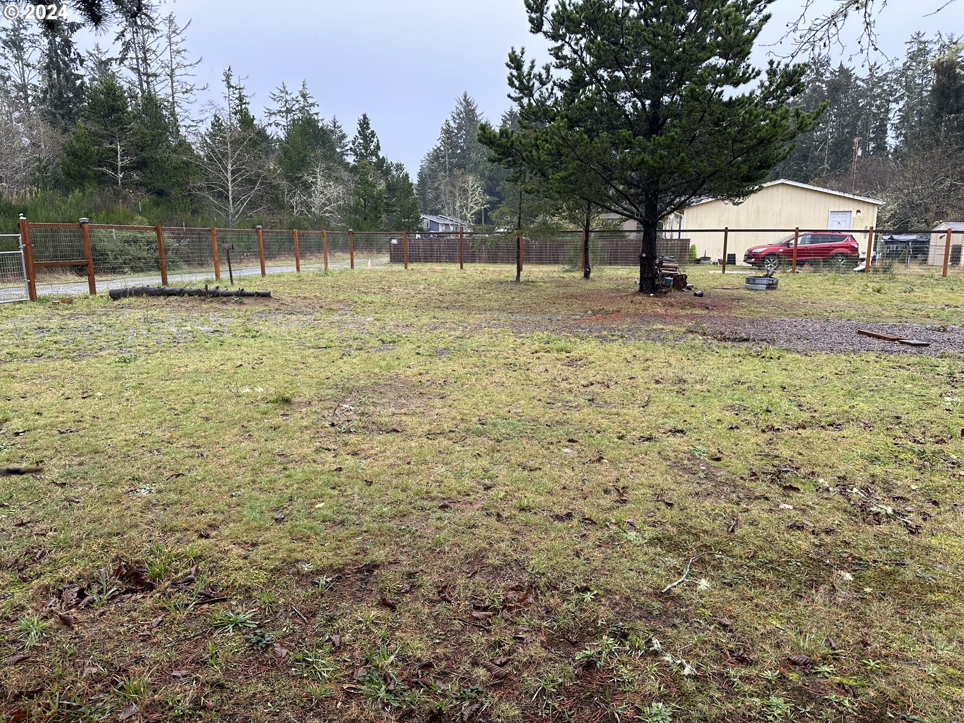 a view of a yard with a house