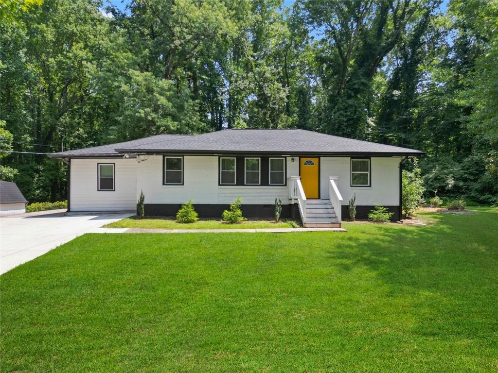 a view of a house with a backyard