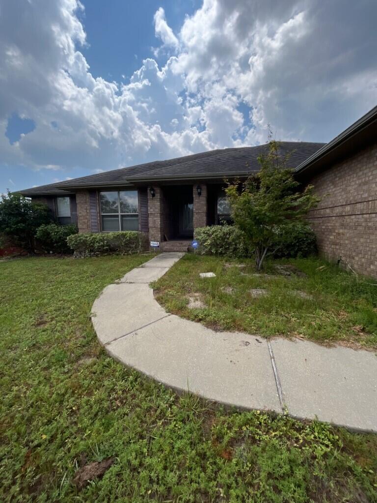 a view of a house with backyard and garden