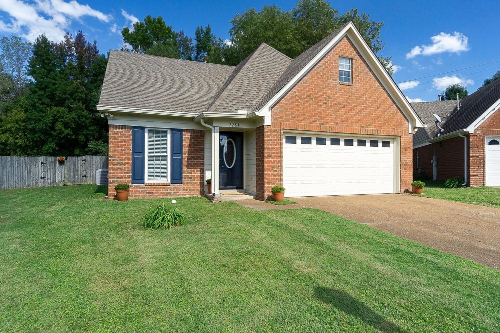 a view of a house with a yard