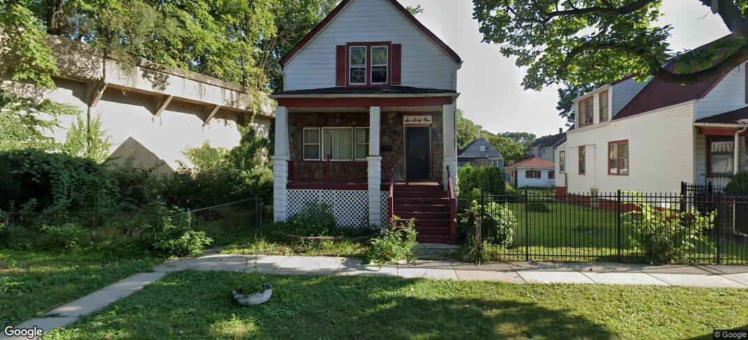 a view of front of a house with a yard