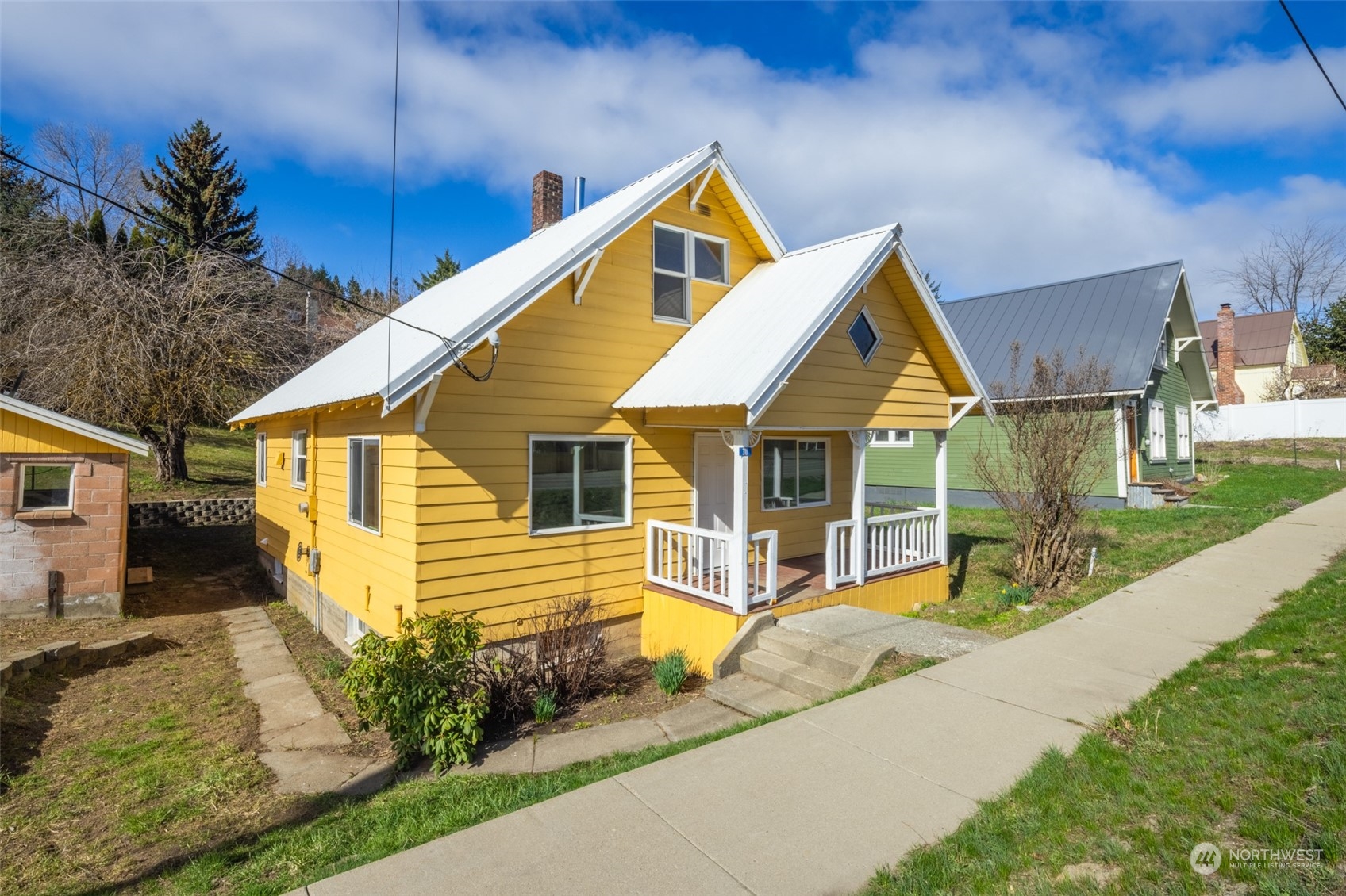 a view of a house with a yard