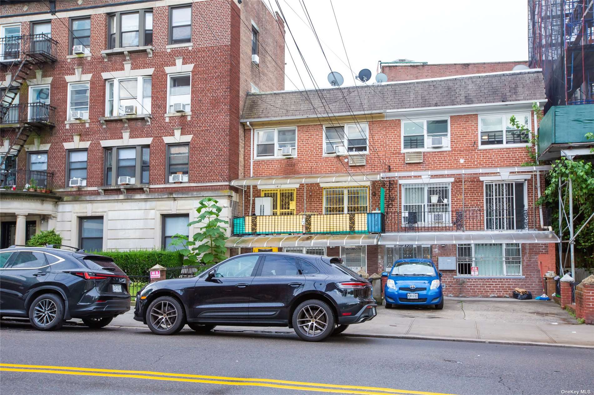 a car parked in front of a building