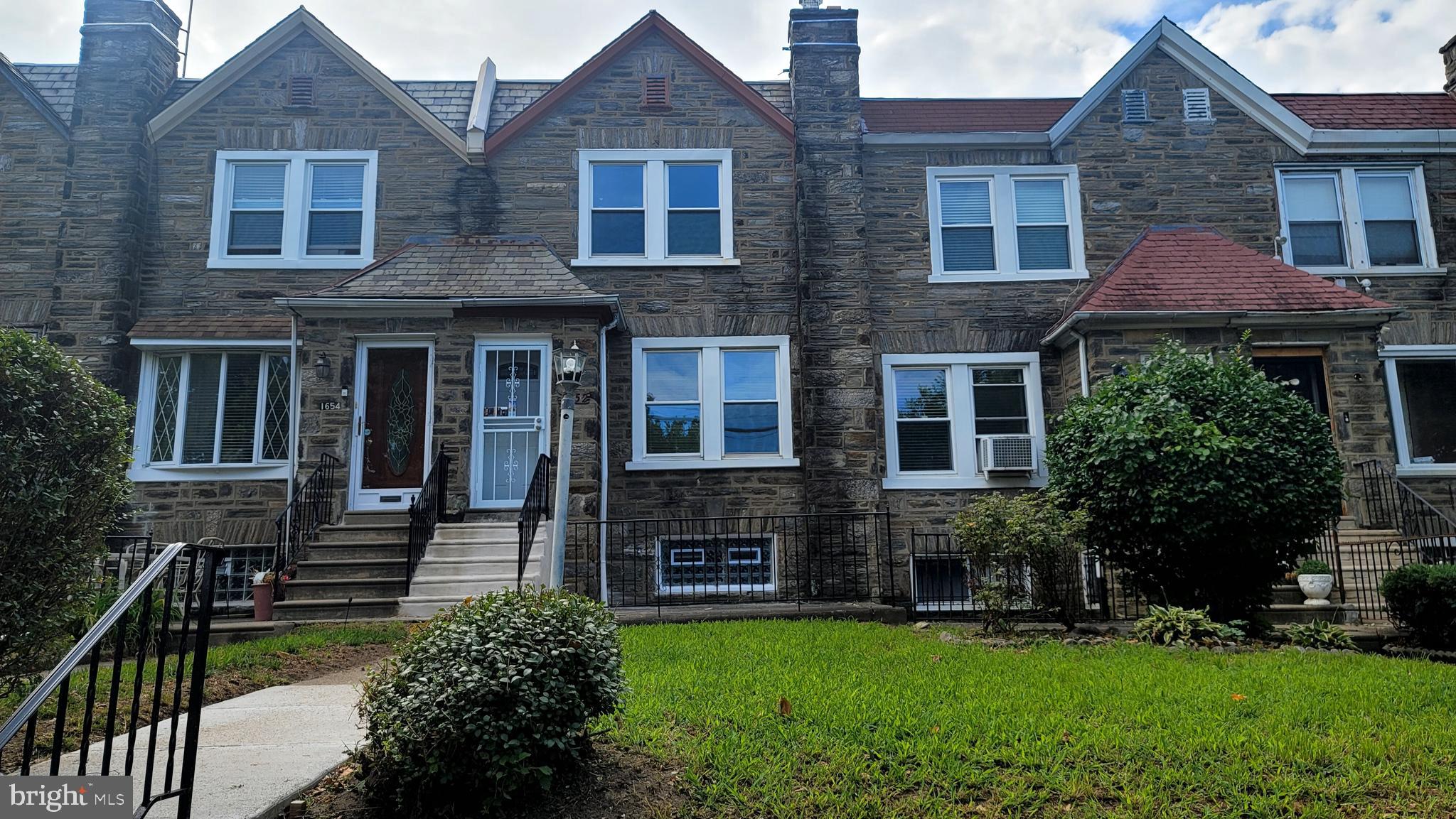 a view of a yard in front of house