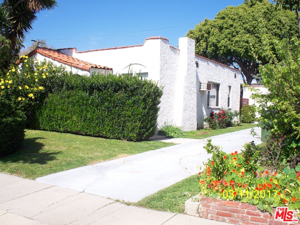 a front view of house with yard