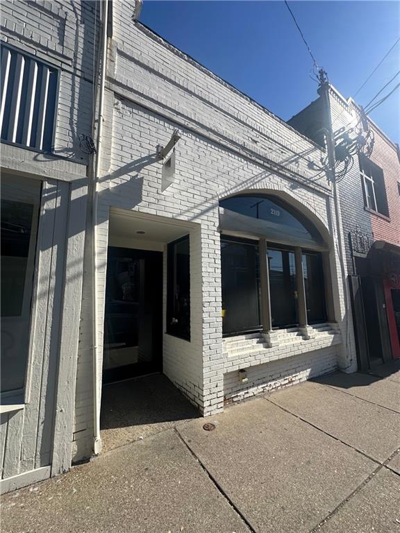 a view of the entrance of the building