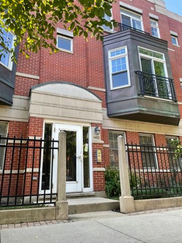 $324,900 | 1422 South Halsted Street, Unit 1A | University Village East