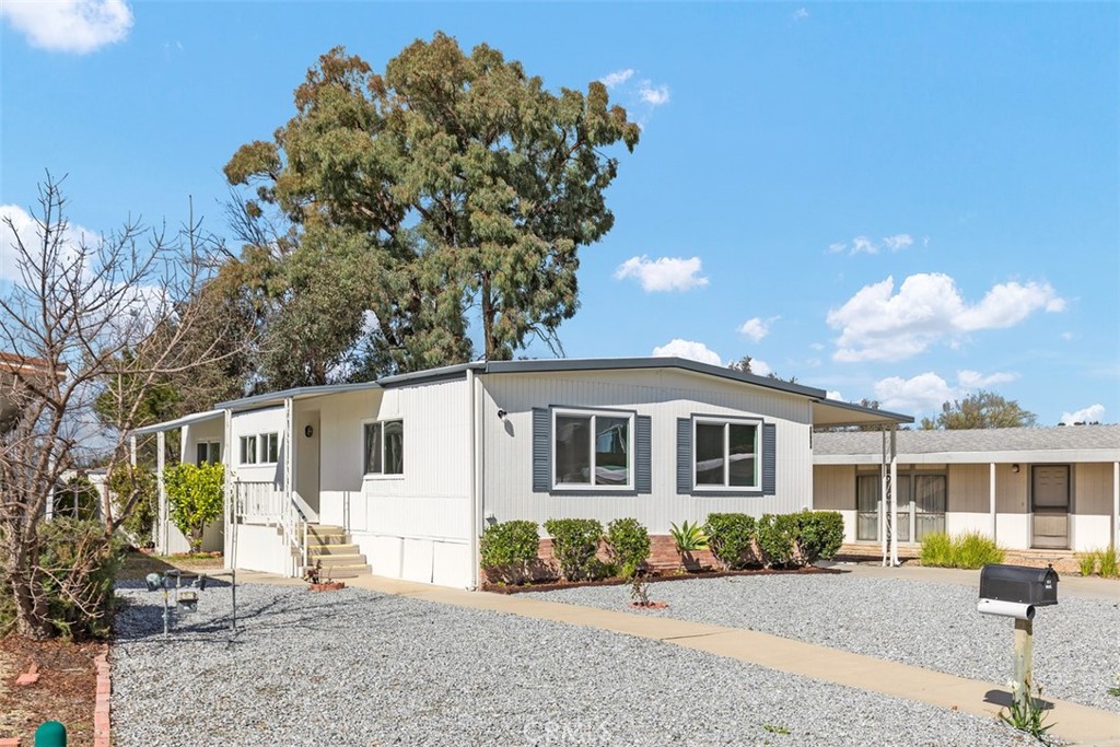 a view of a house with a backyard