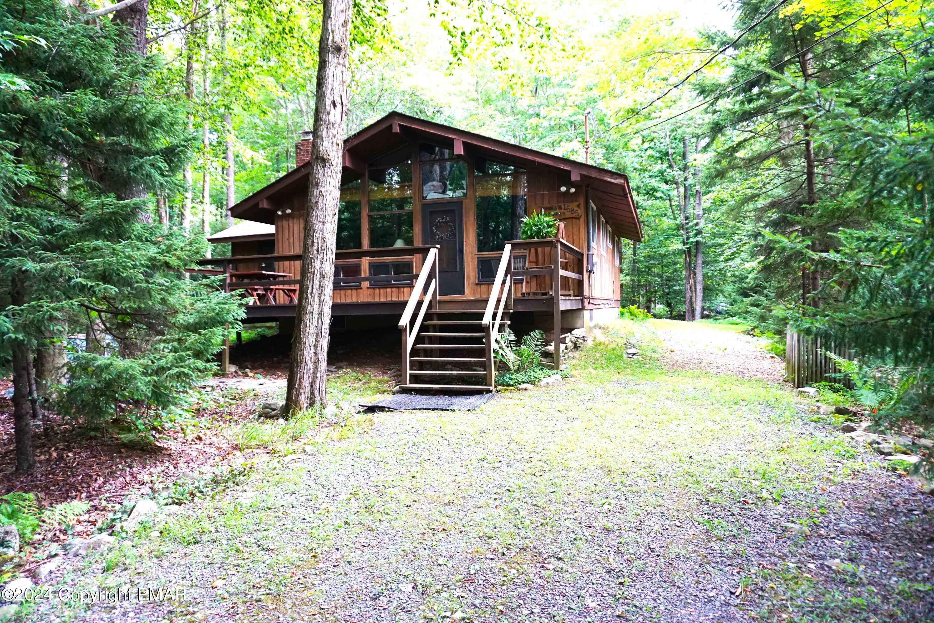 a view of a house with backyard