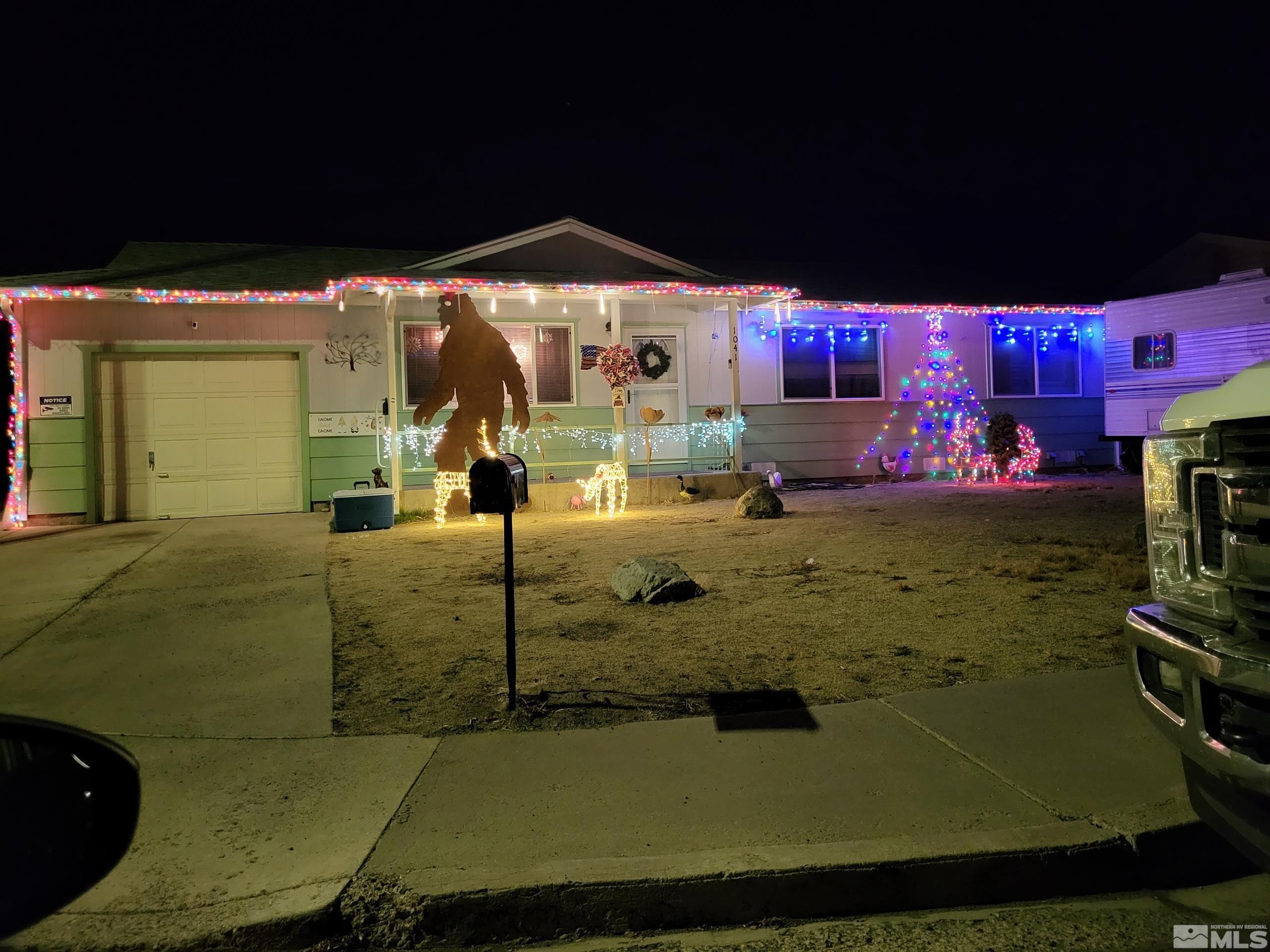 a view of a house with backyard