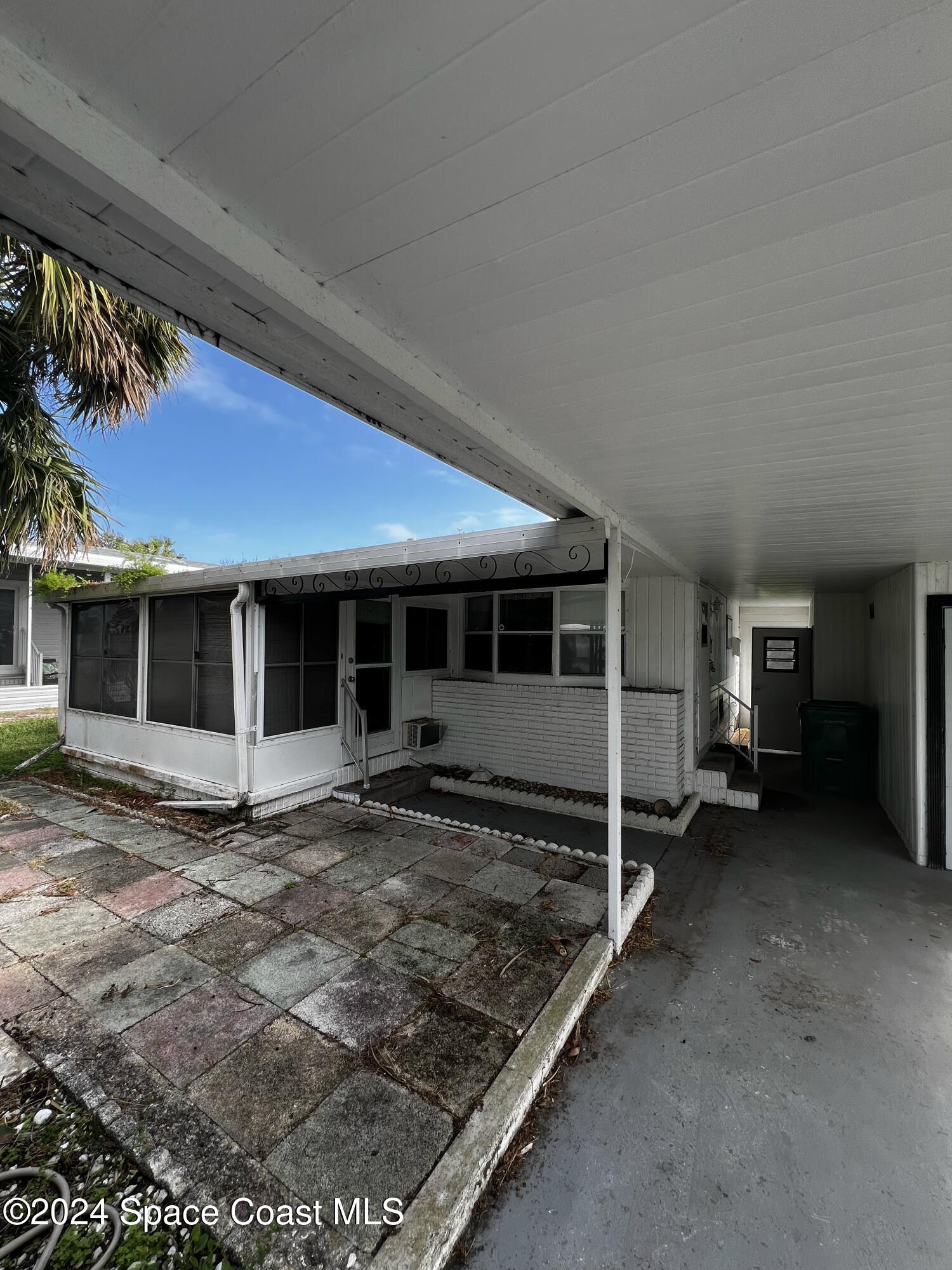 a view of a house with backyard