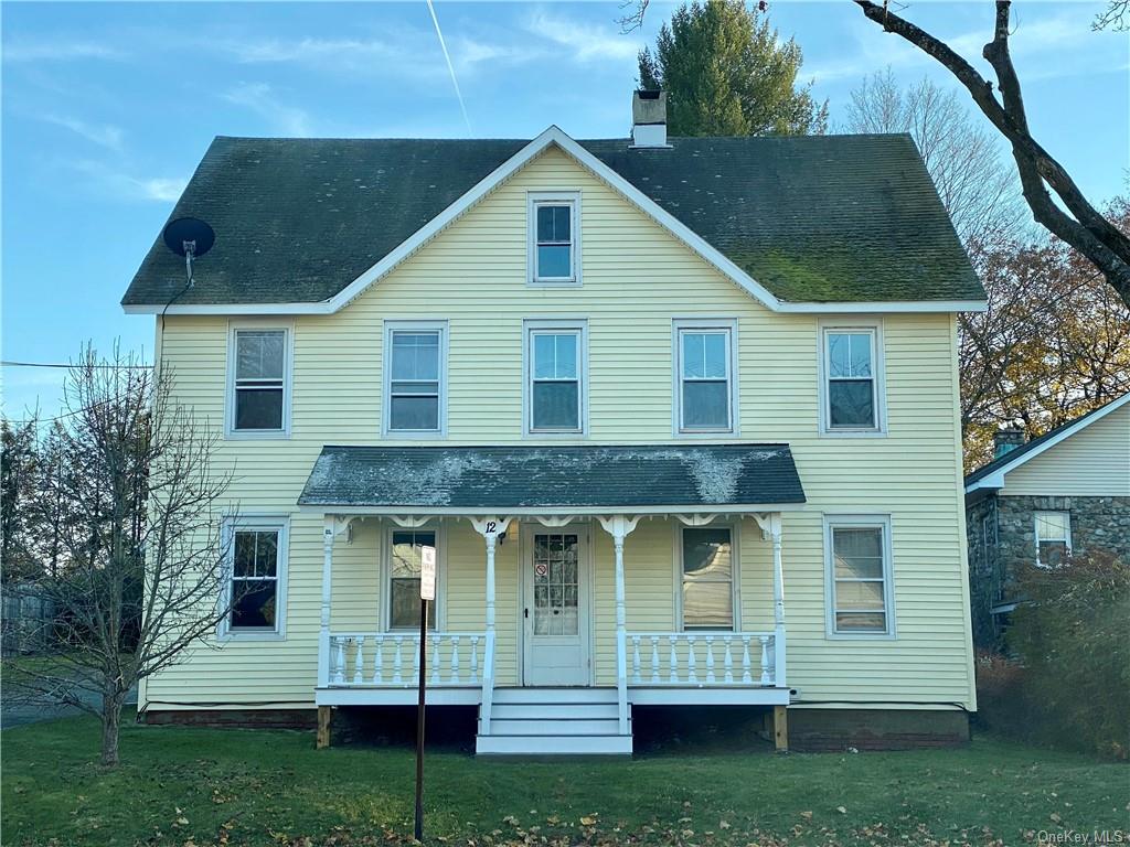 a view of a house with a yard