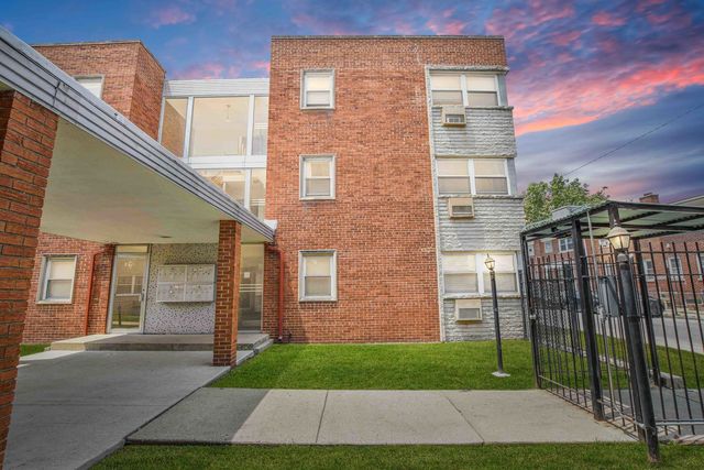 $135,000 | 2411 West Balmoral Avenue, Unit 3A | Budlong Woods