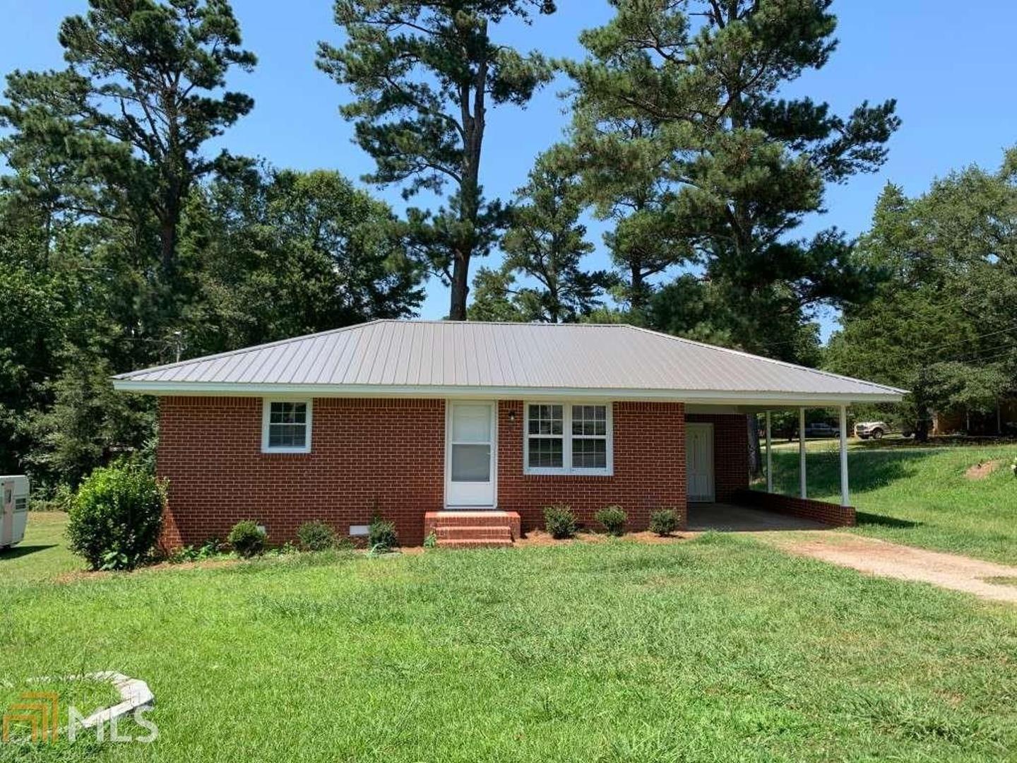 a view of house with a yard