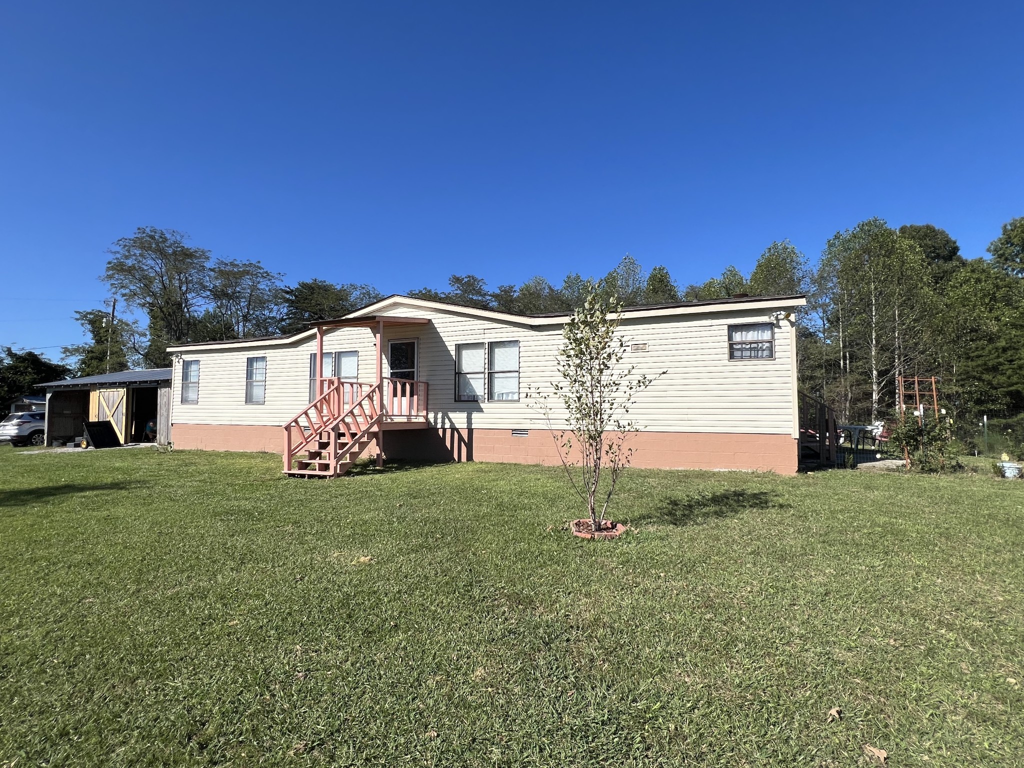 a view of a house with backyard