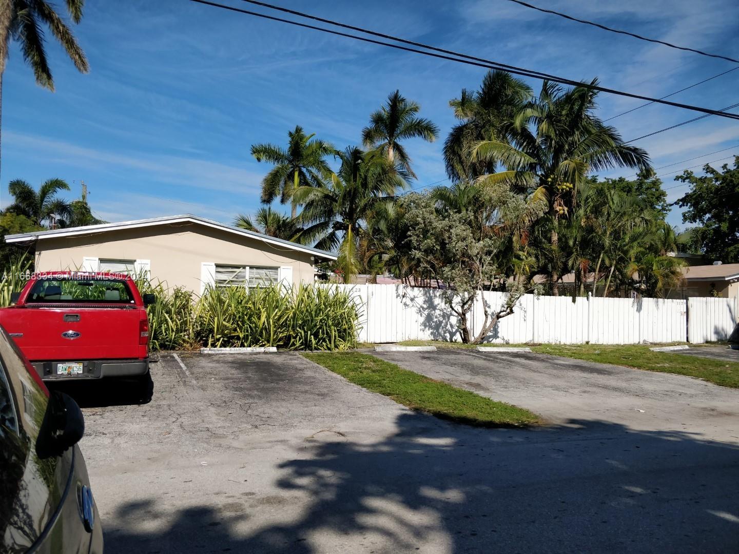 a view of a backyard