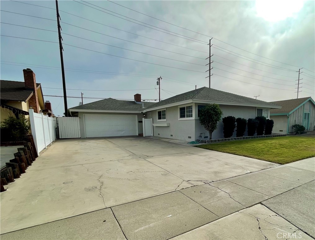 a view of a house with a yard