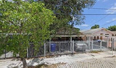 a view of a house with a backyard