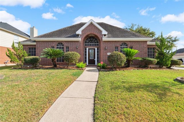 $395,000 | 2425 Dixie Woods Drive | Pearland