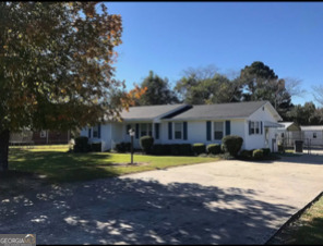 a view of a house with a yard