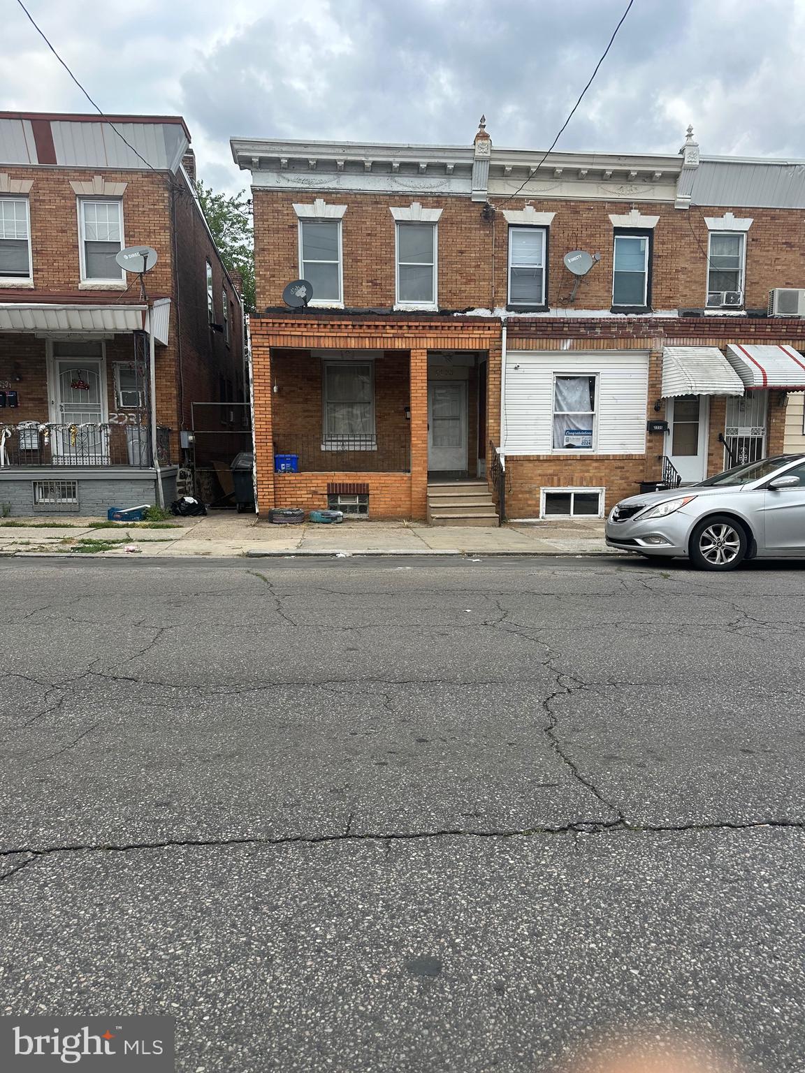 a car parked in front of a building