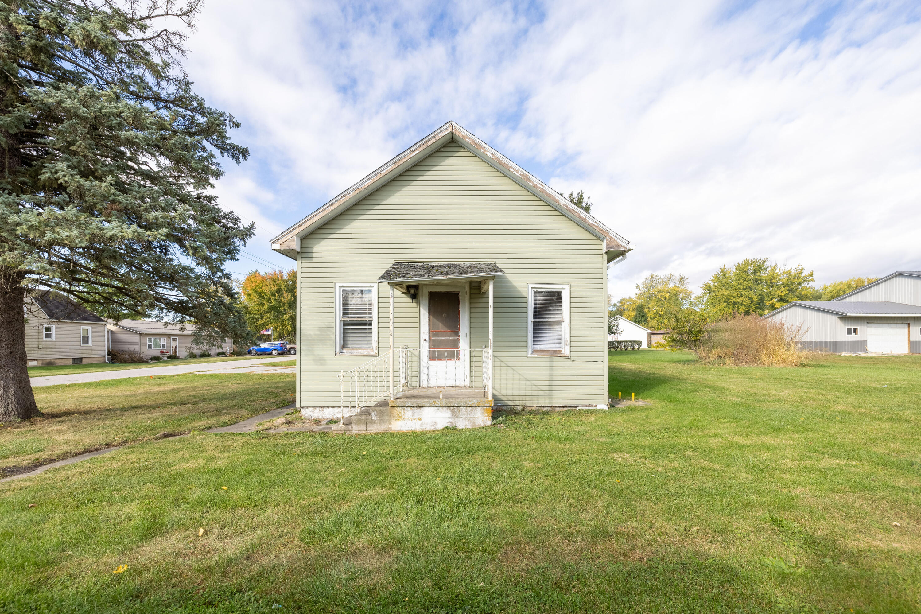 a view of a house with a yard