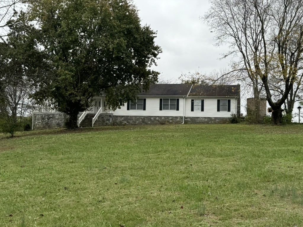 a view of a house with a backyard