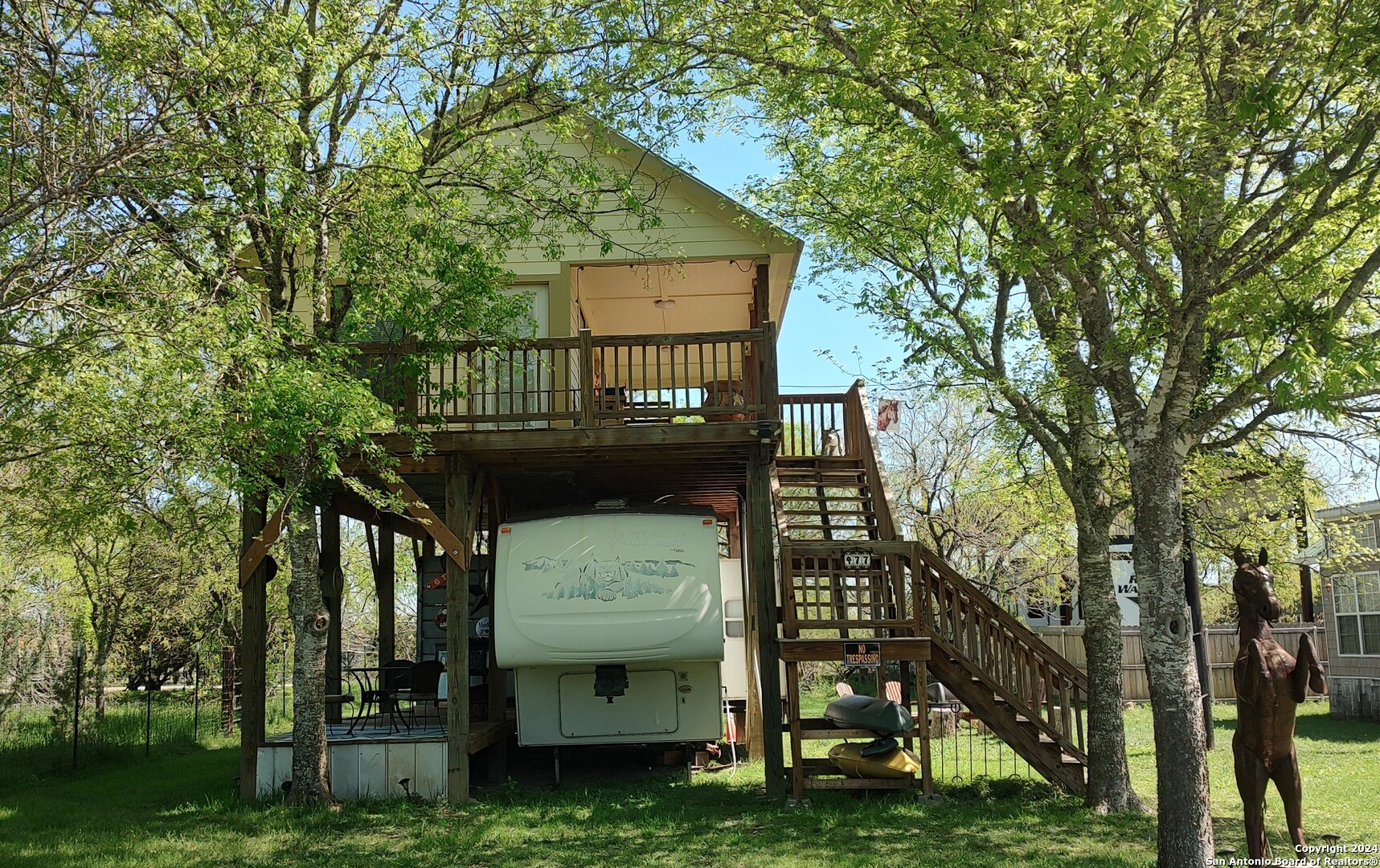 a view of a chair and table in the backyard