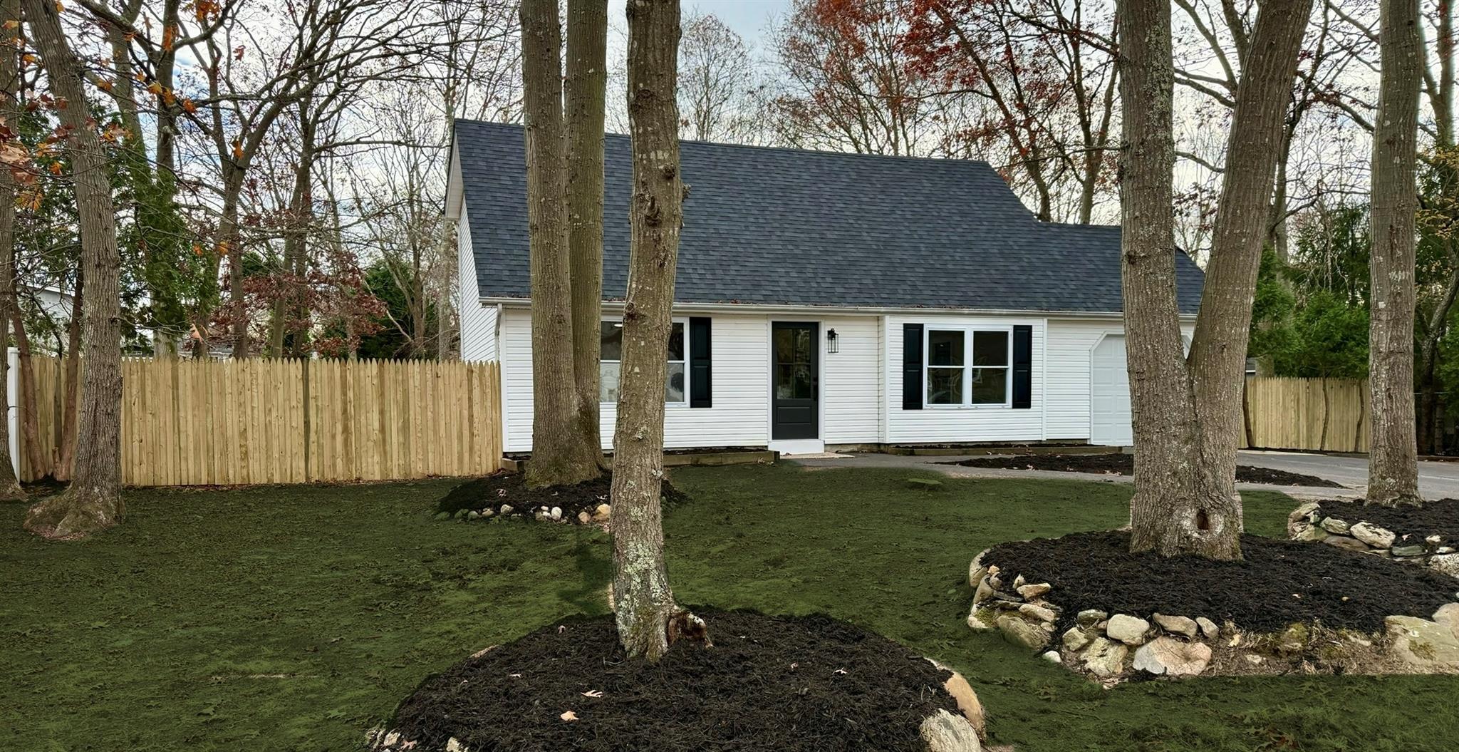 View of front facade featuring a front yard