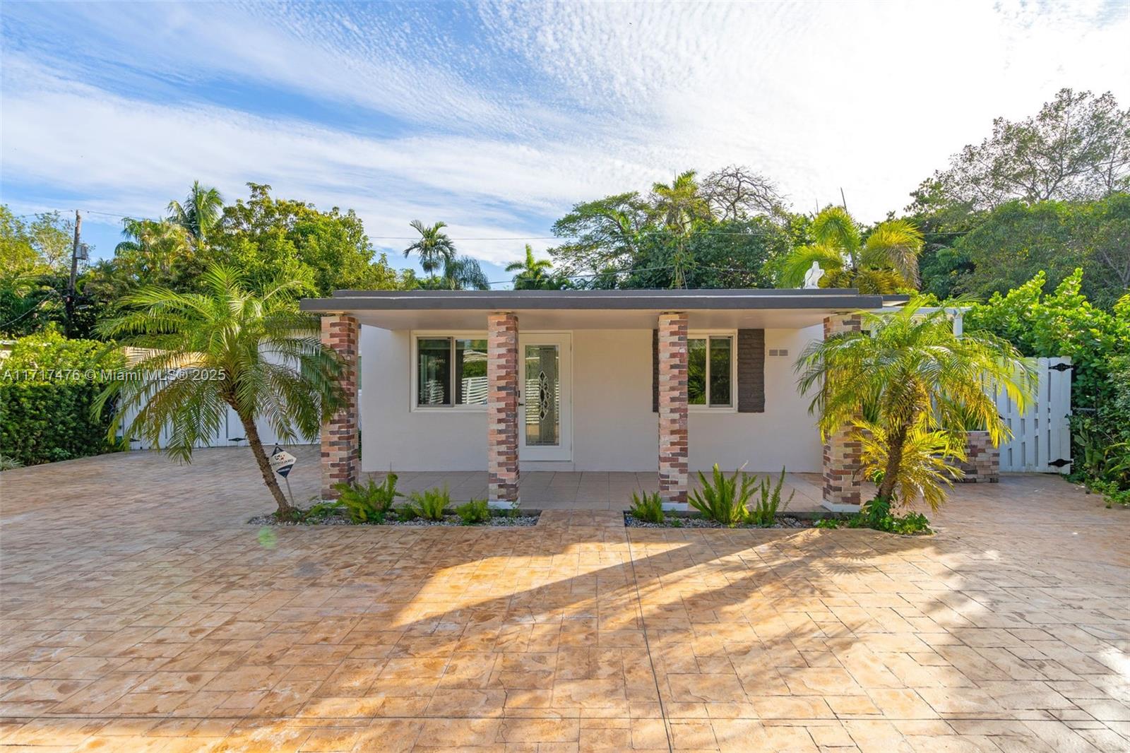 a view of a house with backyard and plants