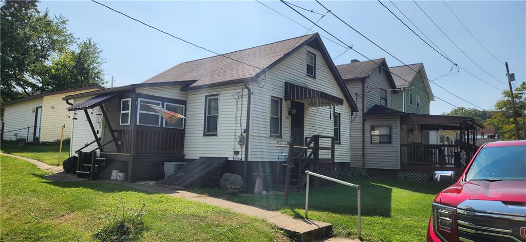 a view of a house with backyard