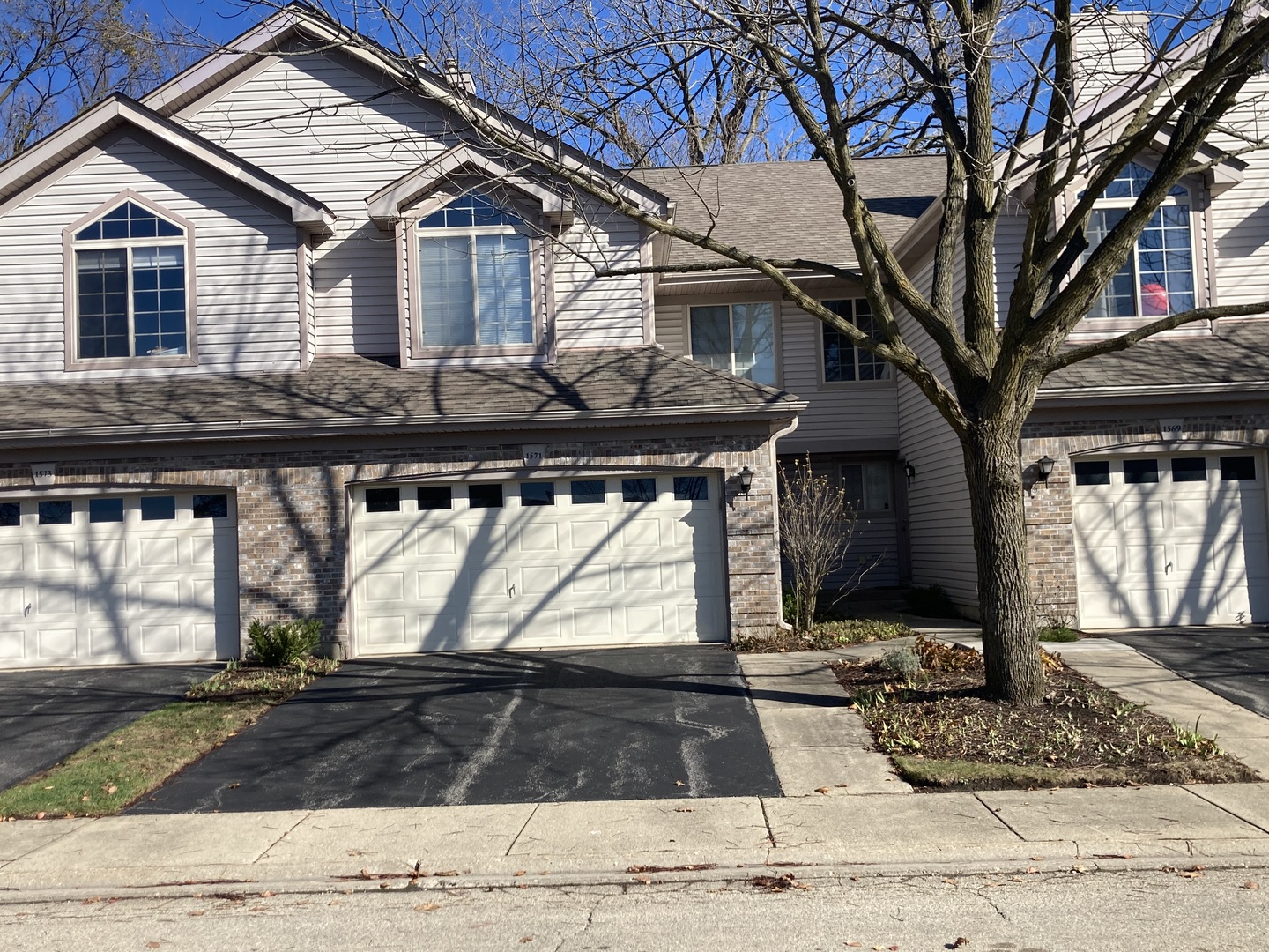 a front view of house with yard