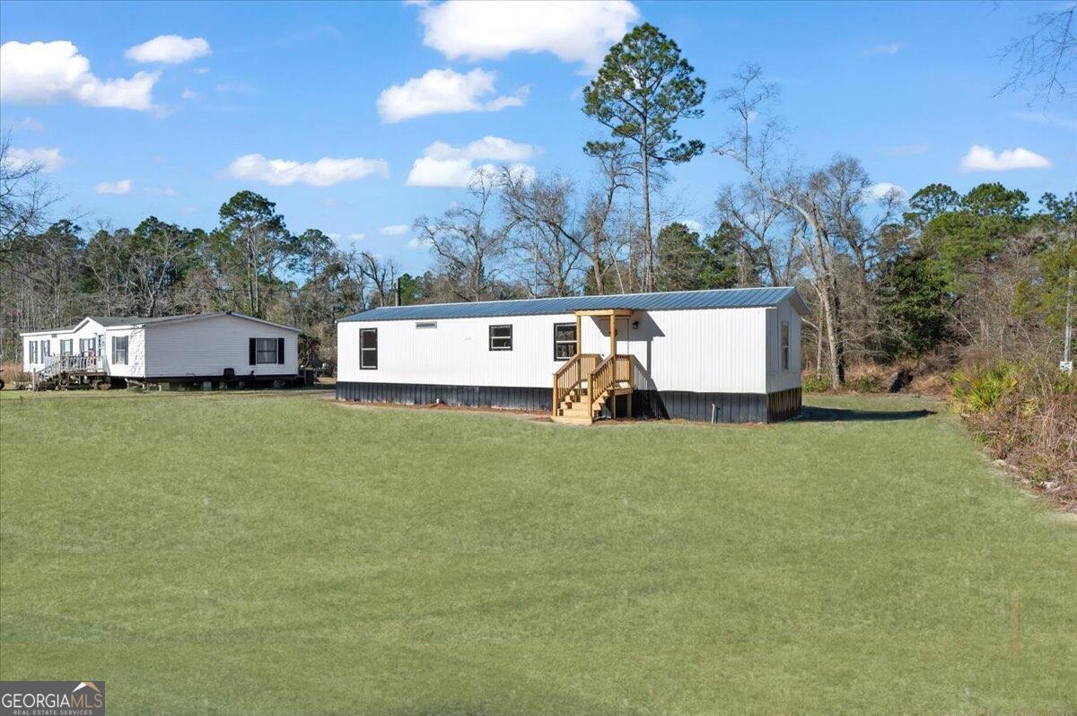 a view of a backyard