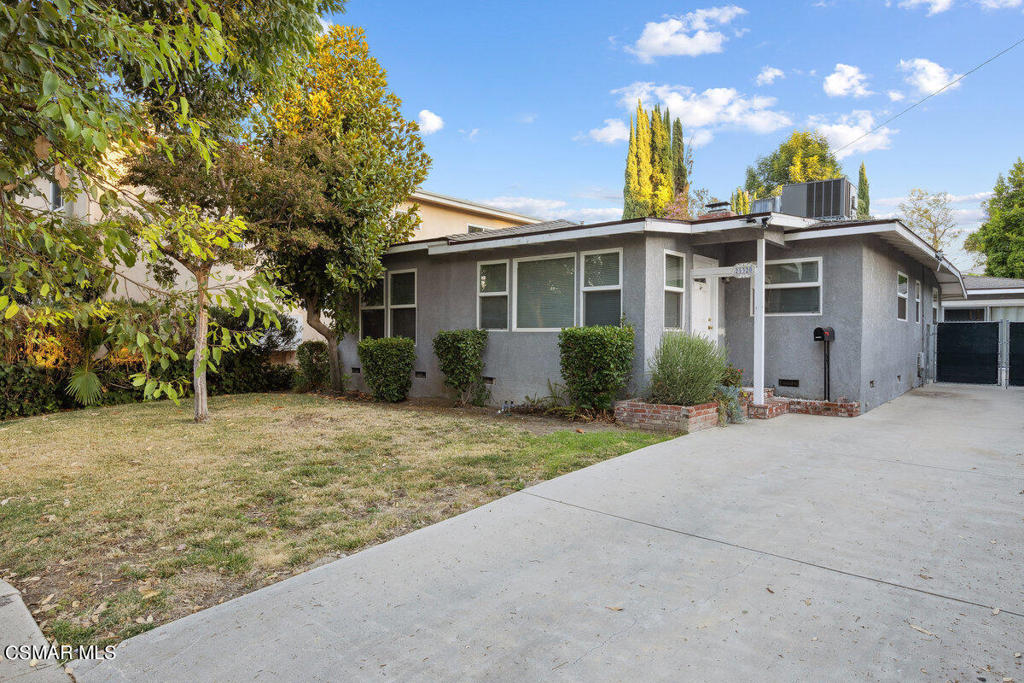 a view of a house with a backyard