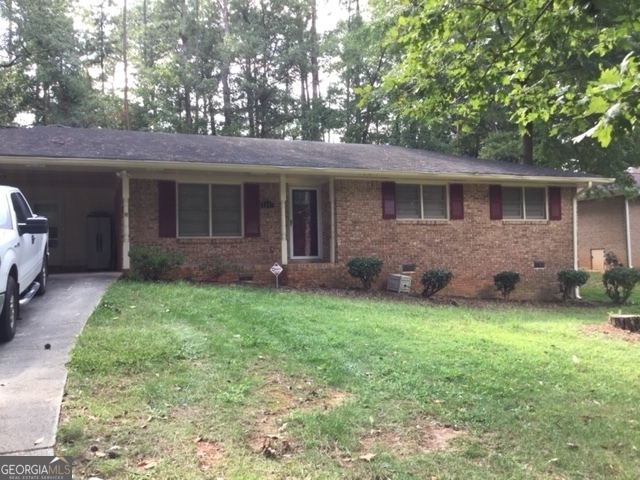 a view of a house with backyard and garden