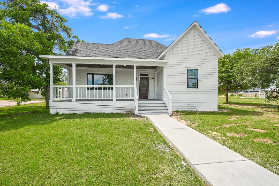 a view of a house with a yard